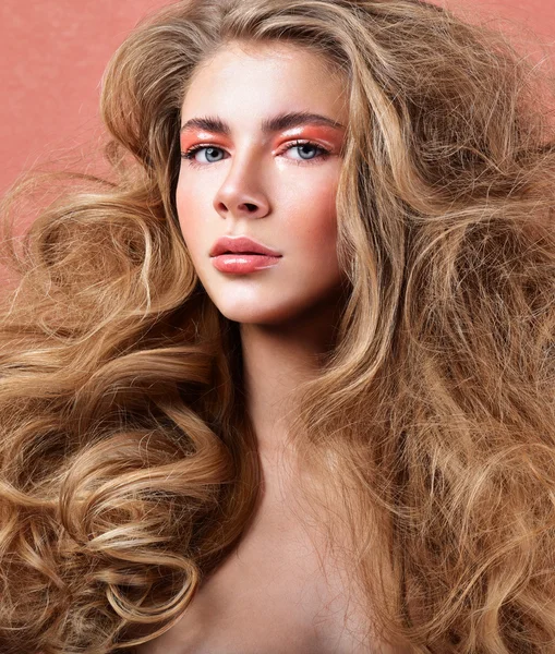 Mulher bonita com cabelo encaracolado magnífico — Fotografia de Stock