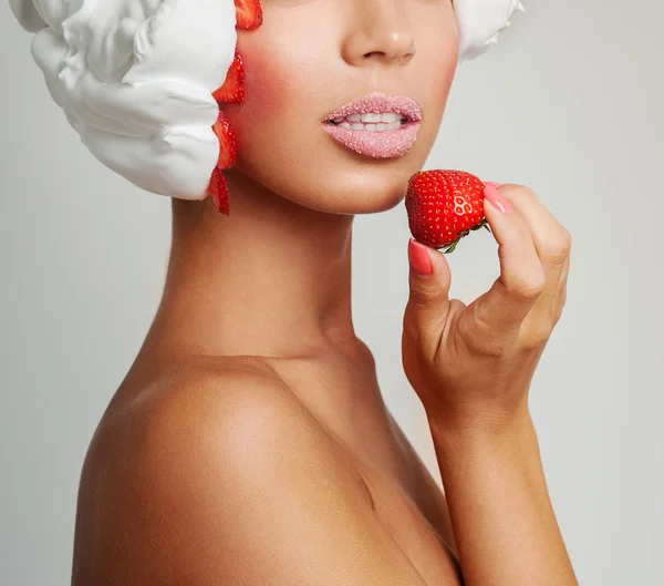 Menina bonita comer sobremesa — Fotografia de Stock