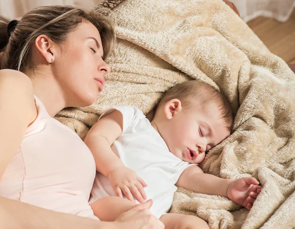 Young mother and her baby — Stock Photo, Image