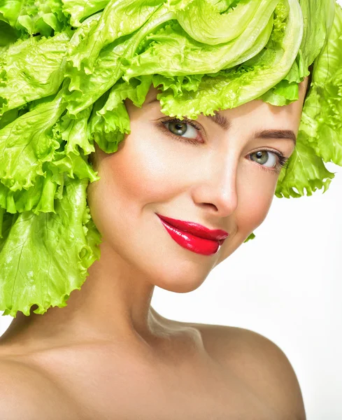 Belle fille modèle avec la laitue coiffure — Photo