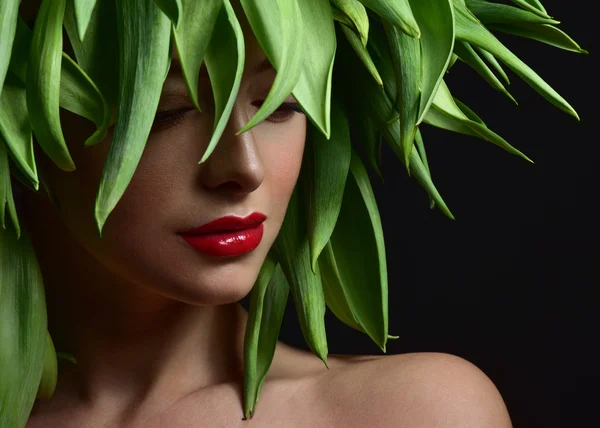 Woman with Fresh green leaves hair — Stock Photo, Image