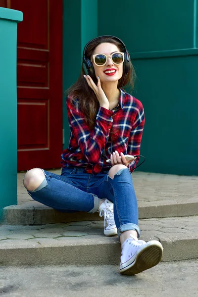 Belle femme souriante avec écouteurs — Photo