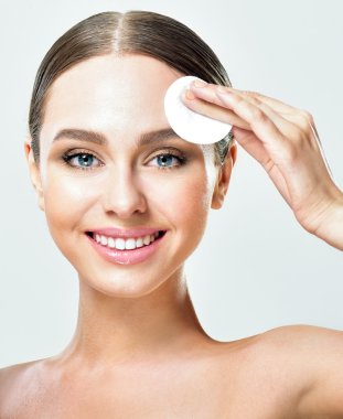 pamuk yastık kullanan kadın