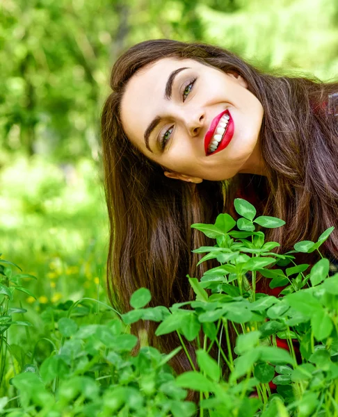 Bella giovane donna all'aperto — Foto Stock