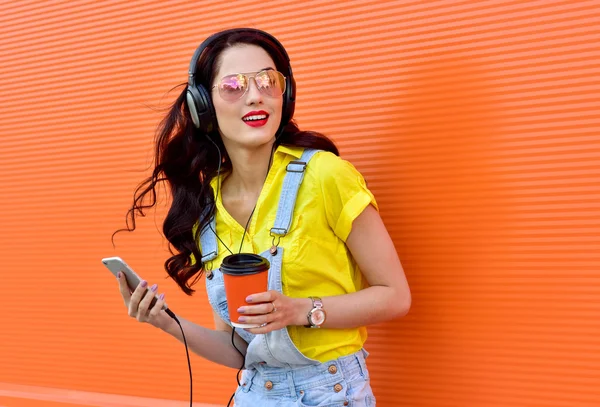 Mulher sorridente bonita com fones de ouvido — Fotografia de Stock