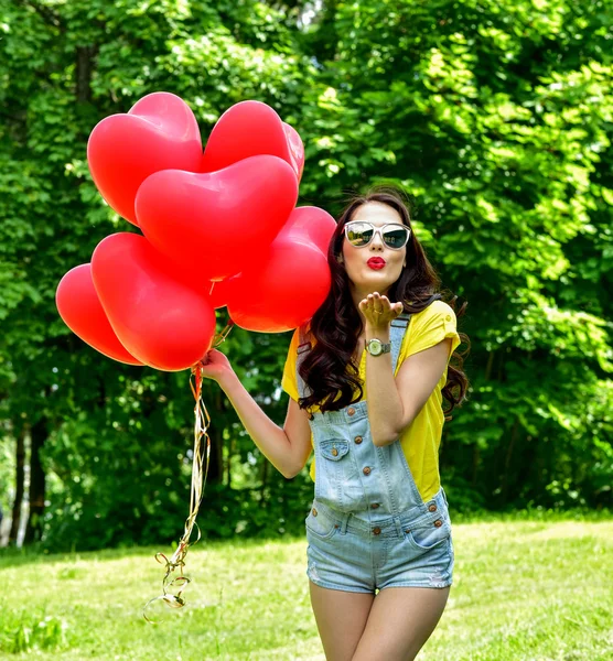 Mujer con globos rojos —  Fotos de Stock