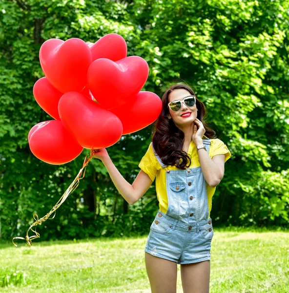 Femme avec des ballons rouges — Photo