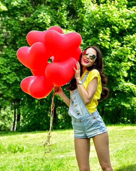 Donna con palloncini rossi — Foto Stock