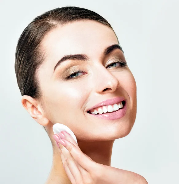 Woman using cotton pad — Stock Photo, Image