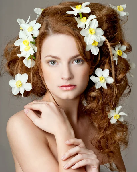 Divat Modell Nagy Frizura Virágok Haját — Stock Fotó
