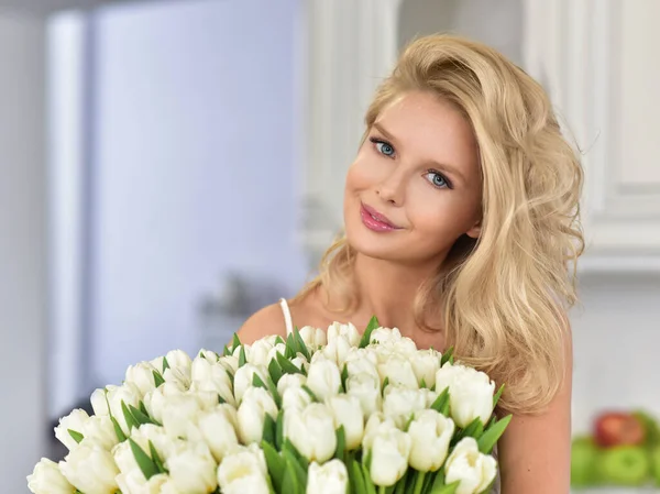 Hermosa Joven Rubia Con Ramo Tulipanes Retrato Primavera Interior Casa — Foto de Stock