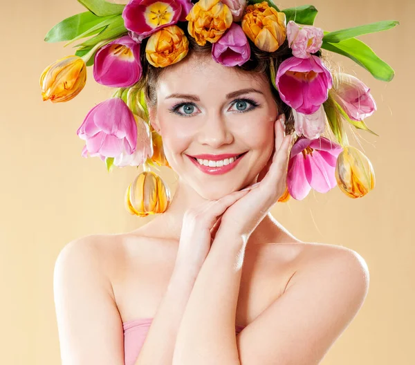 Ομορφιά Κορίτσι Άνοιξη Λουλούδια Στυλ Μαλλιών Όμορφη Γυναίκα Μοντέλο Ανθισμένα — Φωτογραφία Αρχείου