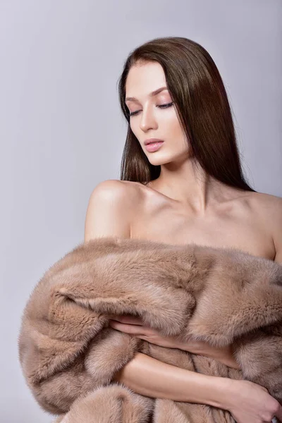 Mooi Meisje Een Bontjas Schoonheid Fashion Model Meisje Luxe Winter — Stockfoto