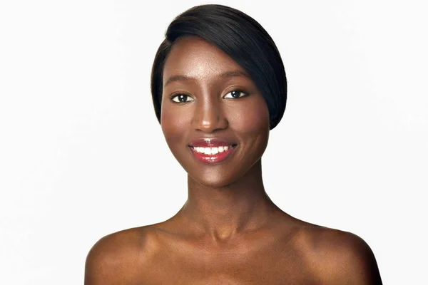 美丽的非洲裔美国女人黑美人年轻女子美丽的脸庞 皮肤清澈 — 图库照片
