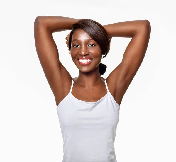 美しいアフリカ系アメリカ人女性 黒美人 武器は気にしてる 脇の下の脱毛 完璧な肌 — ストック写真