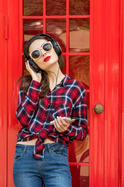 Hermosa Joven Caminando Por Ciudad Europa Inglaterra Vacaciones Viajes Turísticos —  Fotos de Stock