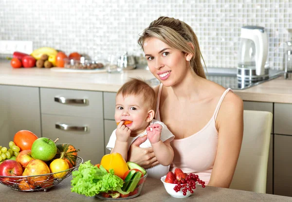 Mãe Jovem Feliz Com Bebê Interior Cozinha Produtos Hortícolas Frutas — Fotografia de Stock