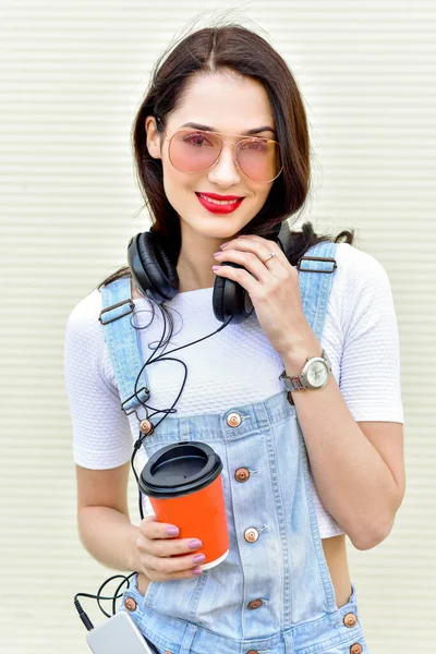 Belle Femme Souriante Avec Écouteurs Écoute Musique Sur Fond Blanc — Photo