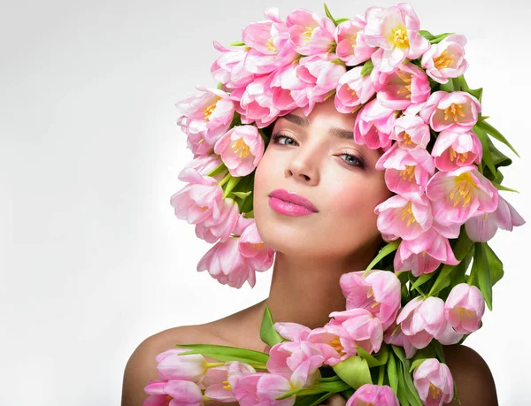 Beauté Printemps Fille Avec Des Fleurs Style Cheveux Floraison Printanière — Photo