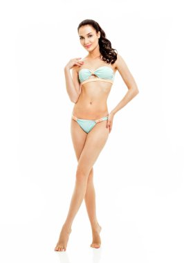 Bikinili seksi esmer kadın. Harika bir vücut. Stüdyo portresi. Uzun ince bacaklar..