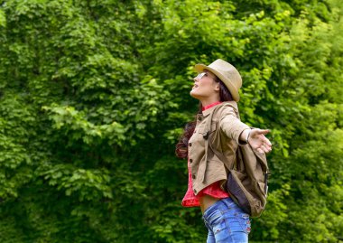 Güzel özgürlük yolcusu kadın kollarını kaldırmış ve güzel bir doğanın tadını çıkarıyor. Seyahat kavramı