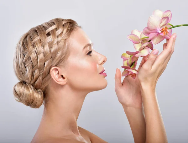 Hermosa Mujer Con Flores Orquídea Piel Perfecta Maquillaje Profesional Concepto —  Fotos de Stock