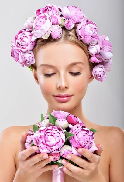 Divat Szépség Modell Lány Virágokkal Hajában Gyönyörű Virágok Csokra Tökéletes — Stock Fotó