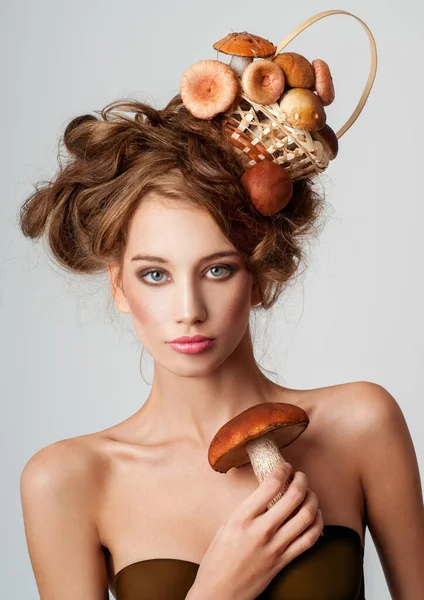 Fashion Vrouw Met Champignons Kapsel Vrouwenportret Met Mand Met Champignons — Stockfoto