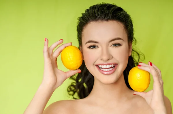 Hermosa Mujer Con Jugosos Limones Piel Perfecta Maquillaje Profesional — Foto de Stock