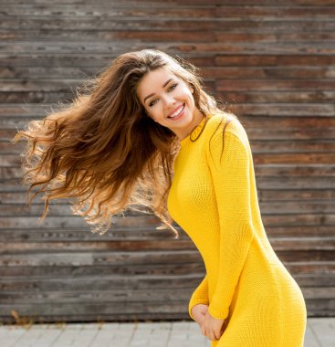 Güneşli bir sonbahar gününde mutlu bir genç kadın. Açık hava yaşam tarzı fotoğrafı. Kahverengi saçlı. Ilık sonbahar. Güzel sonbahar günü.