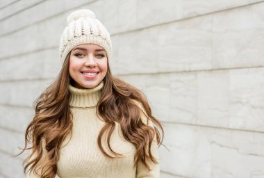 Şapkalı güzel, gülümseyen esmer kadın. Kış mevsimi.