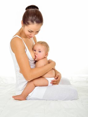 Genç anne bebeğini emziriyor. Emzirme..