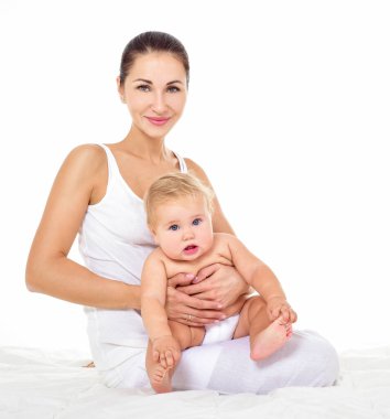 Anne ve bebek oynuyor ve gülümsüyor. Mutlu aile.