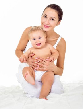 Anne ve bebek oynuyor ve gülümsüyor. Mutlu bir aile. İzole edilmiş,