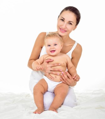 Anne ve bebek oynuyor ve gülümsüyor. Mutlu aile.