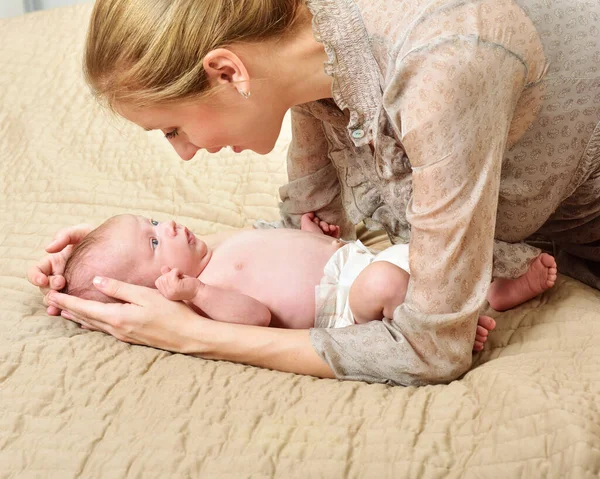 Mãe Bebê Brincando Sorrindo Família Feliz Interior Casa — Fotografia de Stock