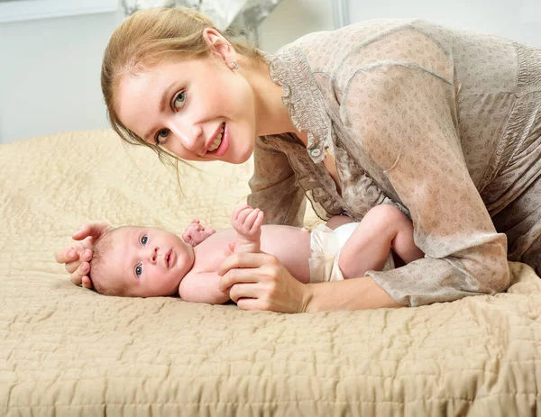 Mãe Bebê Brincando Sorrindo Família Feliz Interior Casa — Fotografia de Stock