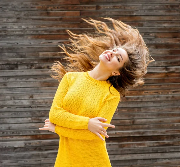 Šťastná Mladá Žena Slunečného Podzimního Dne Fotografie Venkovního Životního Stylu — Stock fotografie