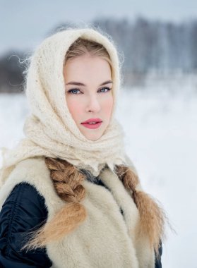 Geleneksel elbiseli güzel bir Rus kadını. Rus köyü. Kış.