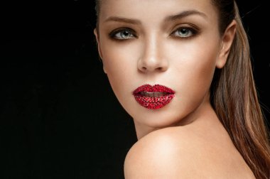 Dudaklarında sahte elmaslarla lüks bir kadın. Mücevherlerle Tatil Makyajı.