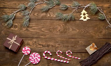Noel arkaplanı süslemeler ve tahta arka planda hediye kutuları. Noel süsleri ahşap üzerine şeker ve metin için kopyalama alanı. Yeni Yıl 2018