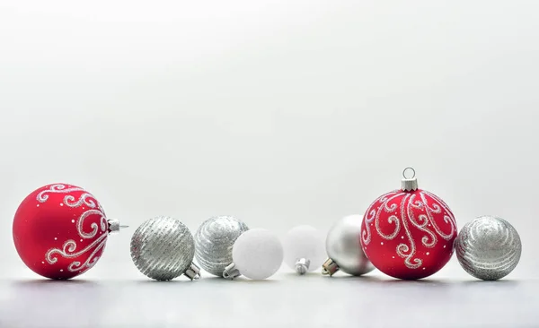 クリスマスボールとクリスマスの背景 — ストック写真
