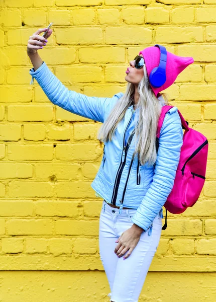 Модница Делает Автопортрет Смартфоне Разноцветном Желтом Фоне — стоковое фото