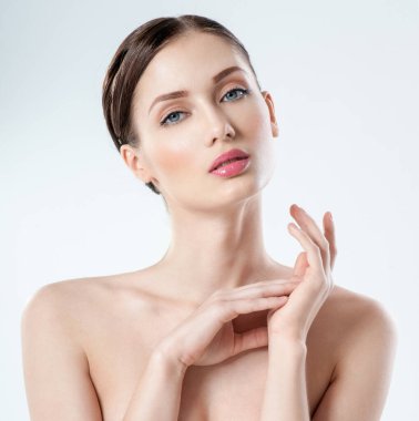 Temiz ciltli güzel, genç bir kadın. Mükemmel cilt kozmetolojisi, güzellik ve kaplıca .