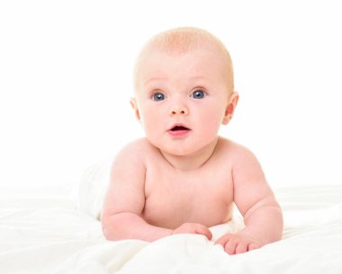 Sürünen bir bebeğin portresi. Güzel gülümseyen bebek. Bir.