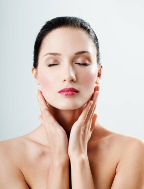 Temiz ciltli güzel, genç bir kadın. Mükemmel cilt kozmetolojisi, güzellik ve kaplıca .