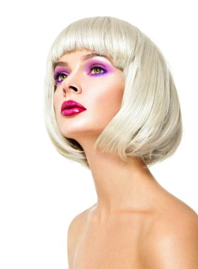 Kısa saçlı, güzel, sarışın, seksi kadın. Güzellik makyajlı, kırmızı dudaklı ve mor dumanlı güzel bir kız..