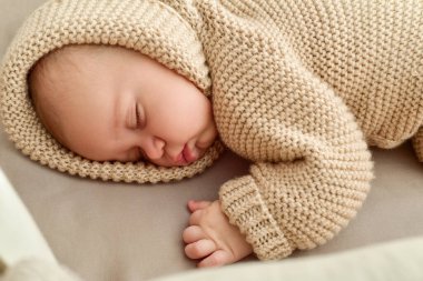 Güzel bebek uyuyor. Kış