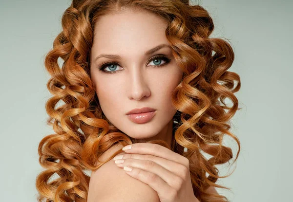 Retrato Mulher Com Cabelo Ruivo Bonito Encaracolado Longo Cabelo Vermelho — Fotografia de Stock