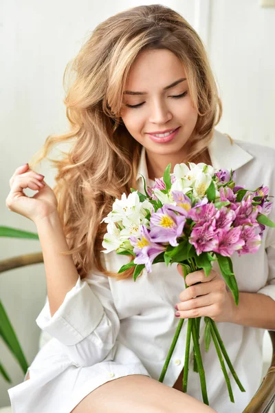 Женщина Весенним Букетом Цветов Счастливая Удивленная Модель Нюхающая Цветы День — стоковое фото
